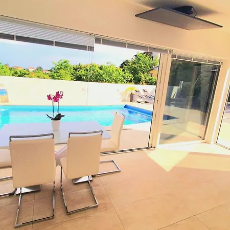 Daire Pool And Jacuzzi Luxury *