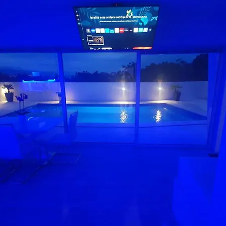 Pool And Jacuzzi Luxury *