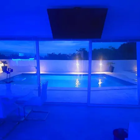Daire Pool And Jacuzzi Luxury *