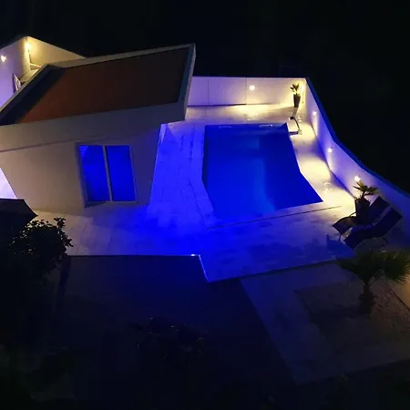 아파트 Pool And Jacuzzi Luxury 마툴지