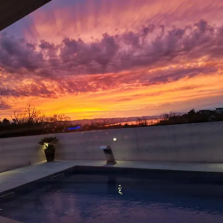 Apartment Pool And Jacuzzi Luxury