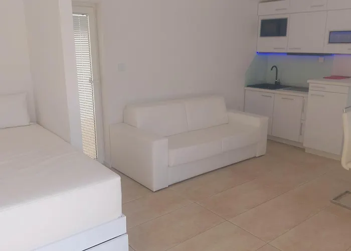 Apartment Pool And Jacuzzi Luxury