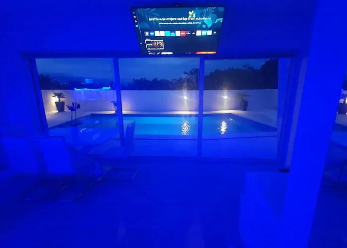 Pool And Jacuzzi Luxury *