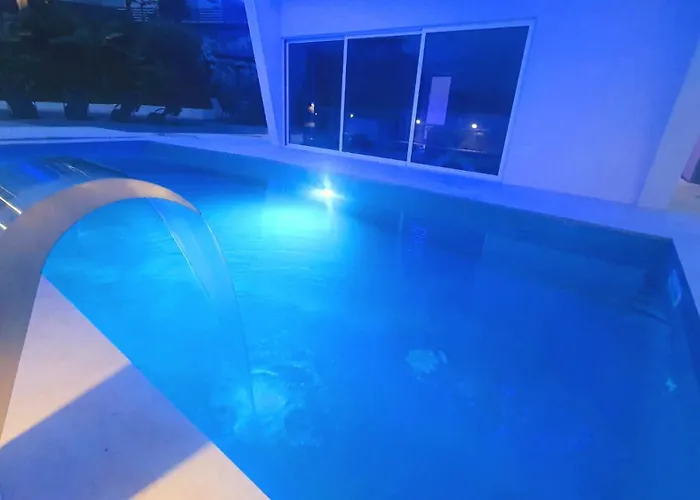 Pool And Jacuzzi Luxury *