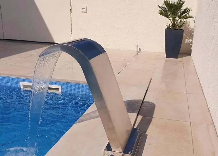 Pool And Jacuzzi Luxury Apartment